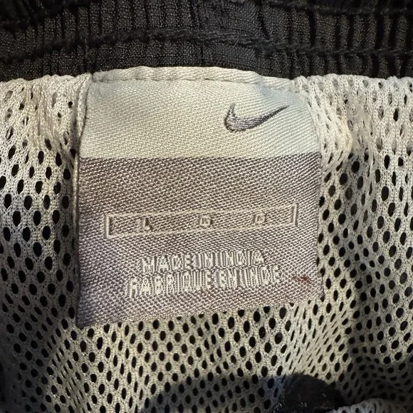 Nike VINTAGE 90s Black Swim Trunks Shorts L Swoosh‎ Logo Mesh Lined - Picture 6 of 6